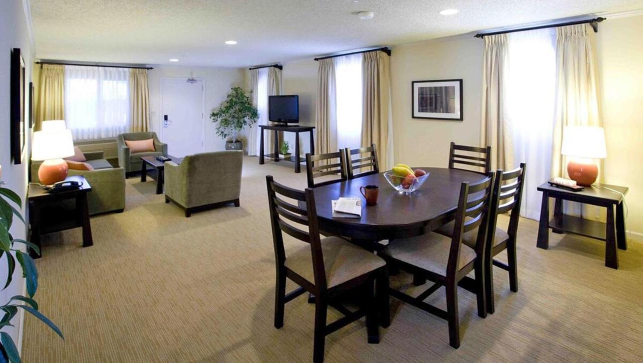 4 Golf Hotels Near Frost Amphitheater Worth Booking