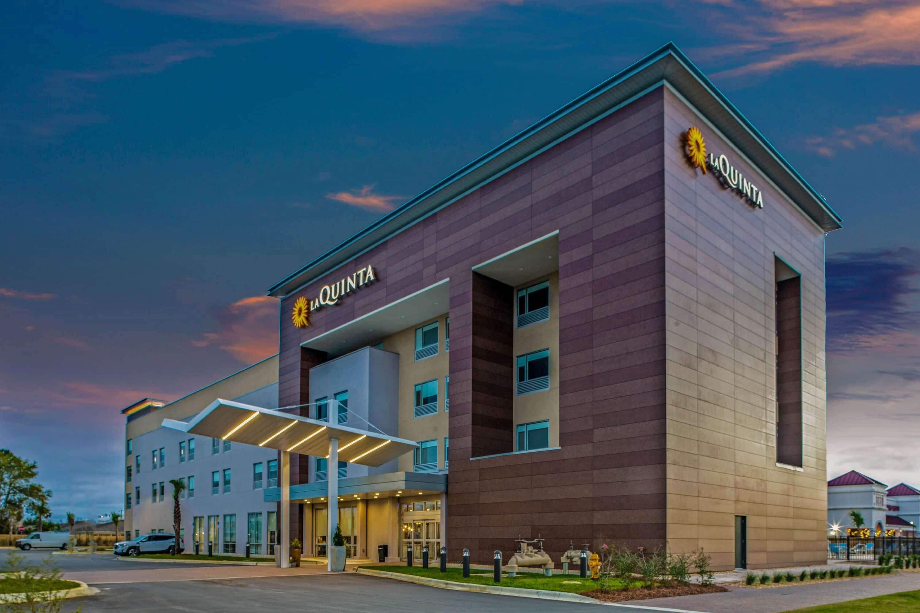 4 Hotels Near Miramar Beach Worth Booking as a Couple