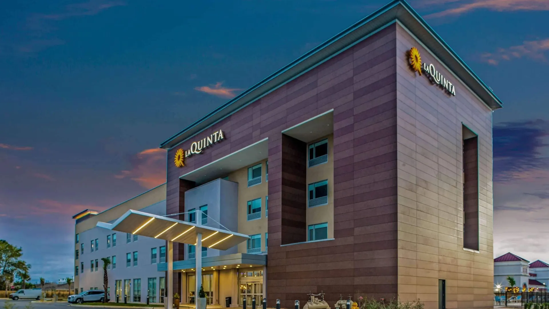4 Hotels Near Miramar Beach Worth Booking as a Couple