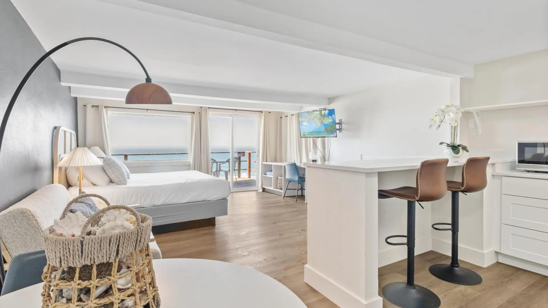 4 Couple Hotels Near Chinook Winds Casino Worth Booking