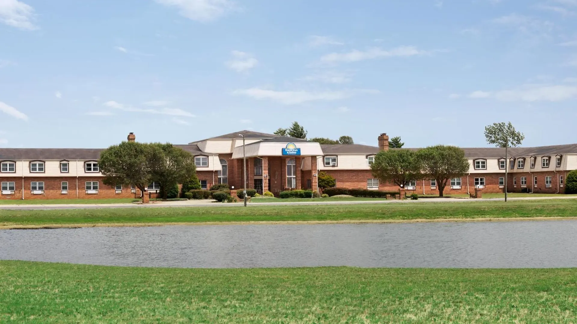 Staying in Missouri: 10 Days Inn by Wyndham Hotels Compared